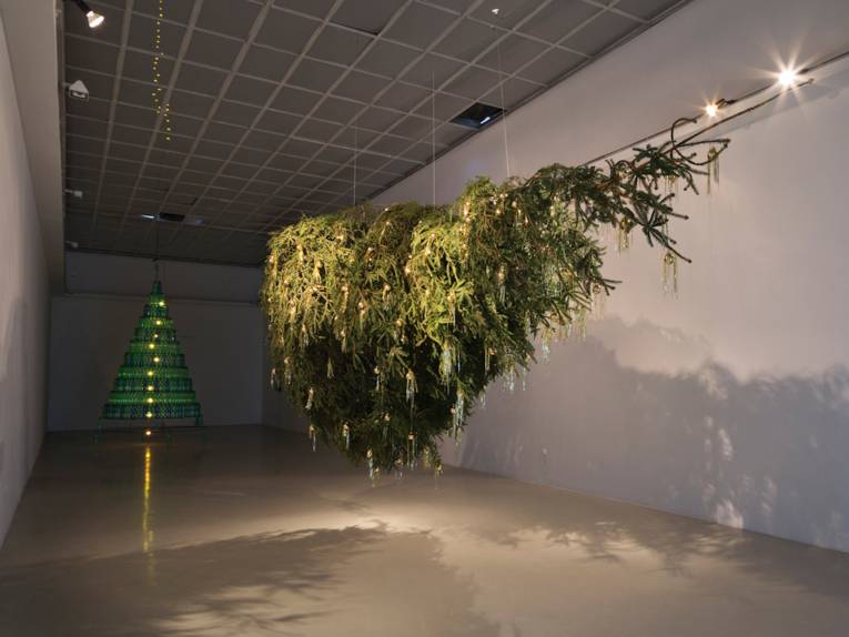 Weihnachtsbaum in Halle hängend